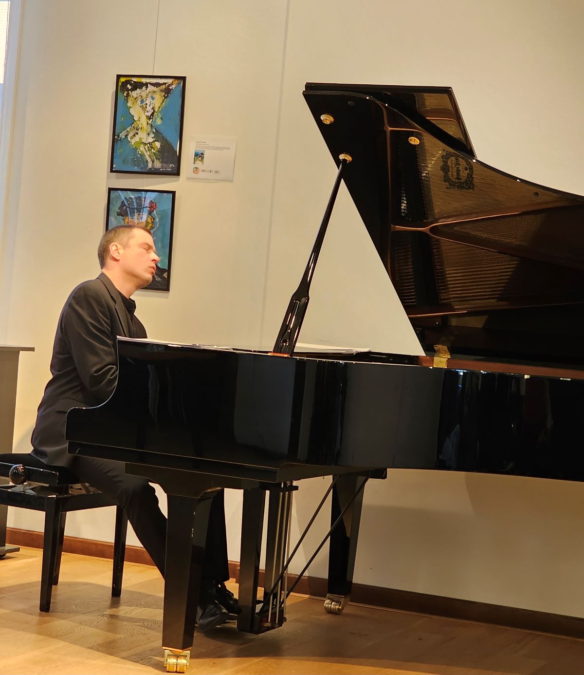 Vital Stahievitch op de piano in het Papageno Huis