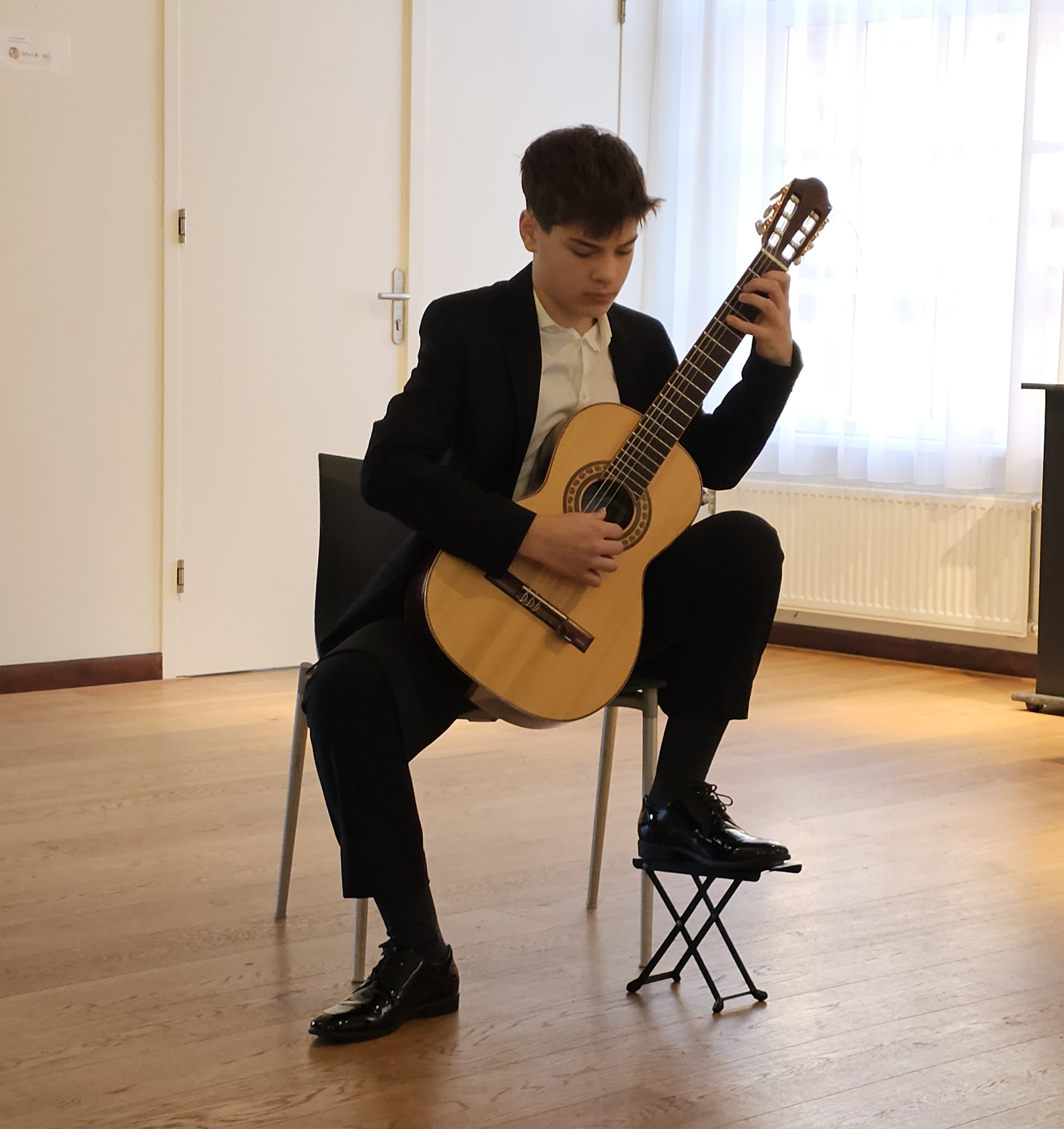 Vincent Opheikens op de gitaar in het Papageno Huis